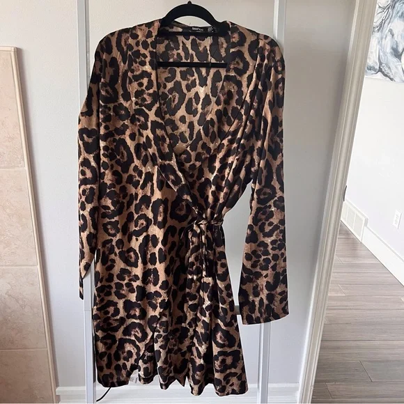 BOOHOO true wrap dress leopard print long sleeves v neck cool fabric curvy style - Picture 2 of 6